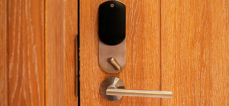Automatic Locking Door Knob Lynwood